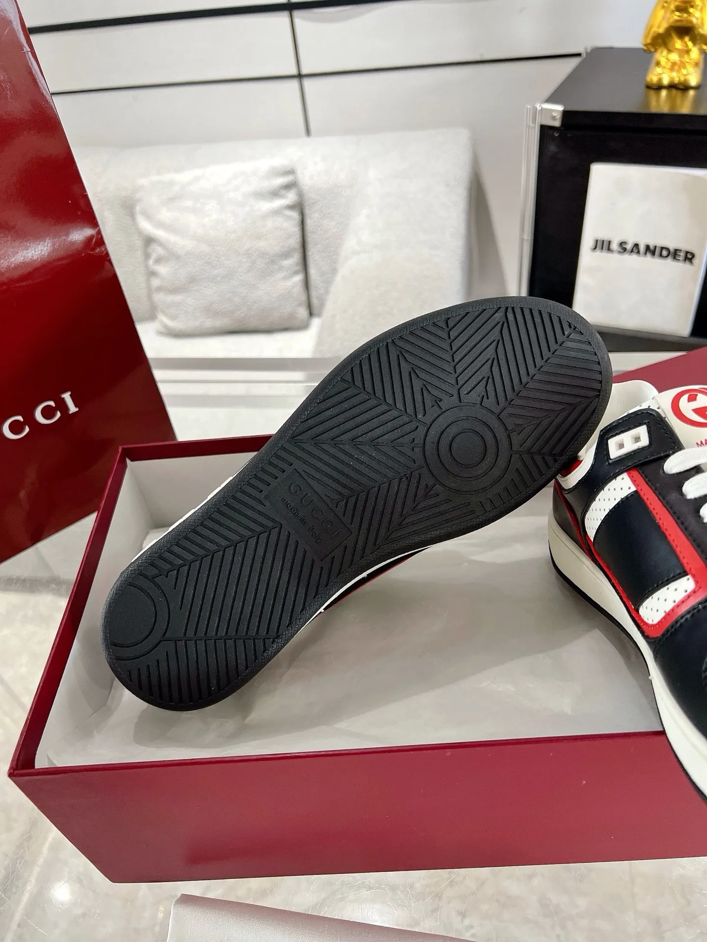 👟👟Ex-factory price 700👟👟 The latest casual sneakers for couples in white shoes❗️❗️ Original purchase, development and production. The sneakers are inspired by the classic sneakers of the 1970s, and the name is taken from the defensive movements in sports. This accessory is crafted from white leather, with an interlocking Double G stripe webbing embellished on the side, and the Gucci retro logo embellished on the shoe body. Original imported first-layer cowhide. Original custom-made soft sheepskin lining. Original open-molded TPU outsole. Bottom thickness: 2.5CM. Size: 35-44 (45 is custom-made and cannot be returned or exchanged)